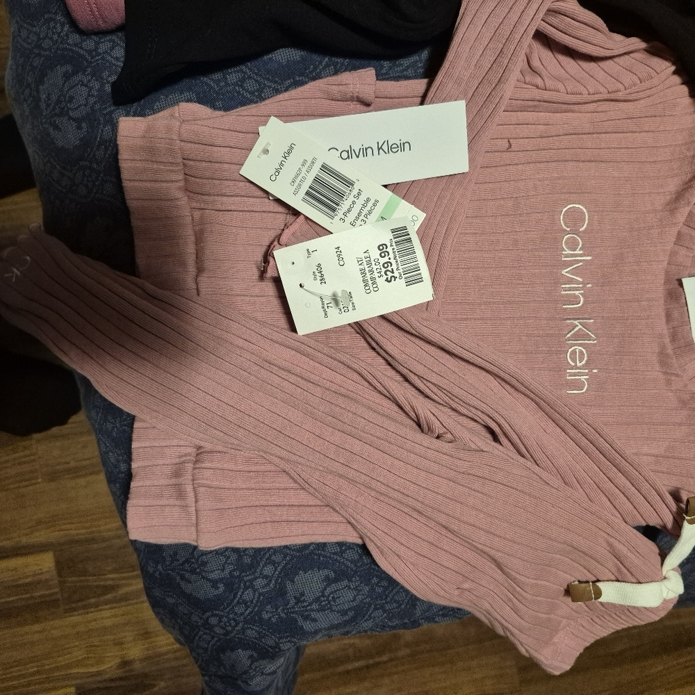 Girls clothes. 12-18 months (powder milk)